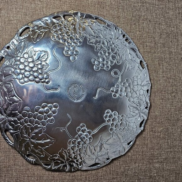 Gorgeous 1995 Aluminum Grape Design Arthur Court Round Serveware Platter 12" - Picture 8 of 12